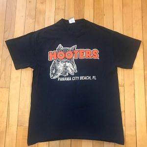 Hooters T-shirt